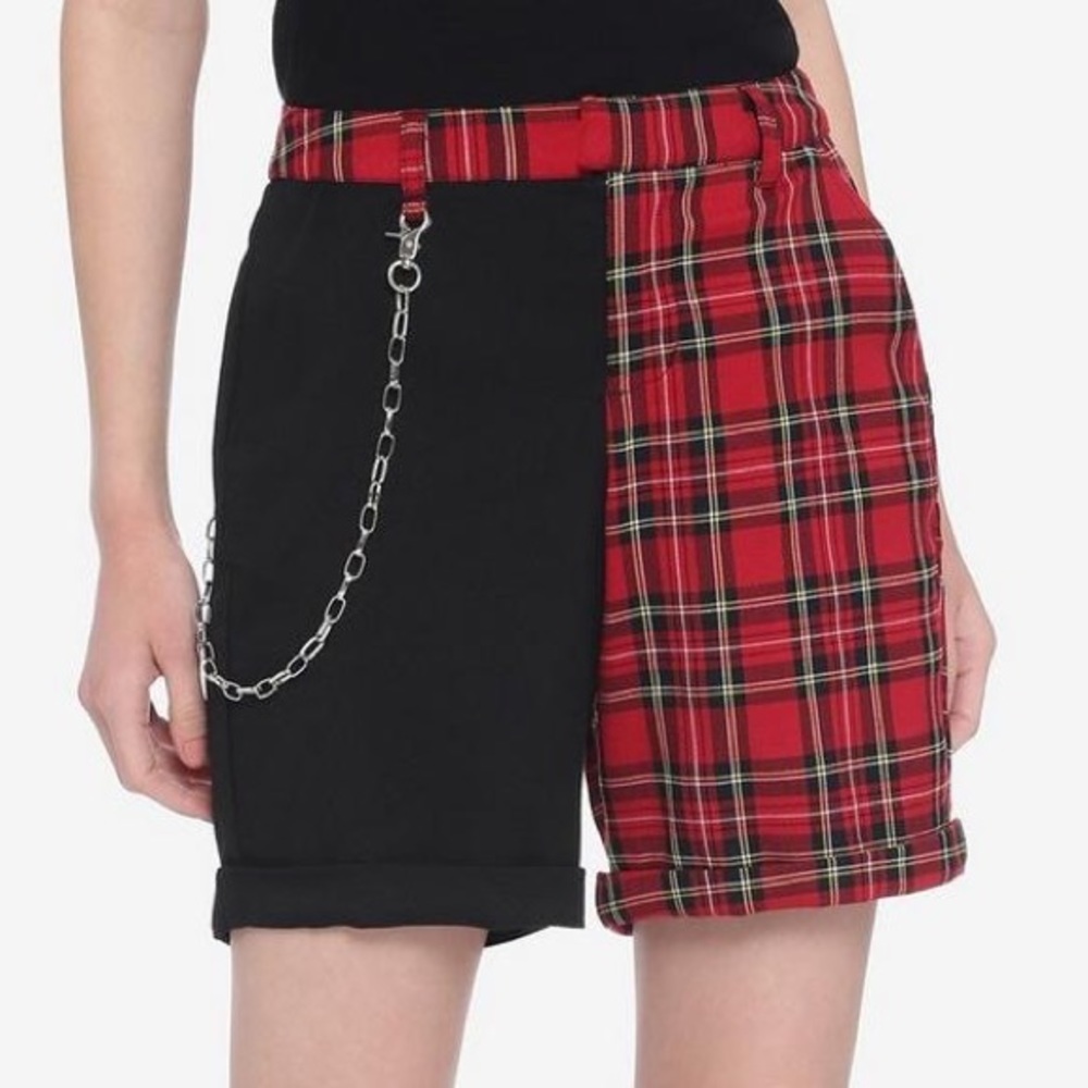 Hot Topic Black & Red Plaid Split Bermuda Shorts With Detachable Chain